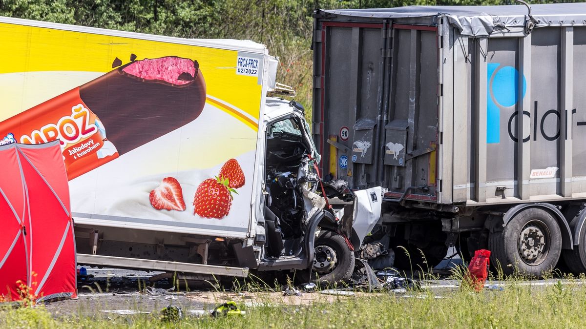 Dodávka na D8 narazila do kamionu, dva lidé zemřeli